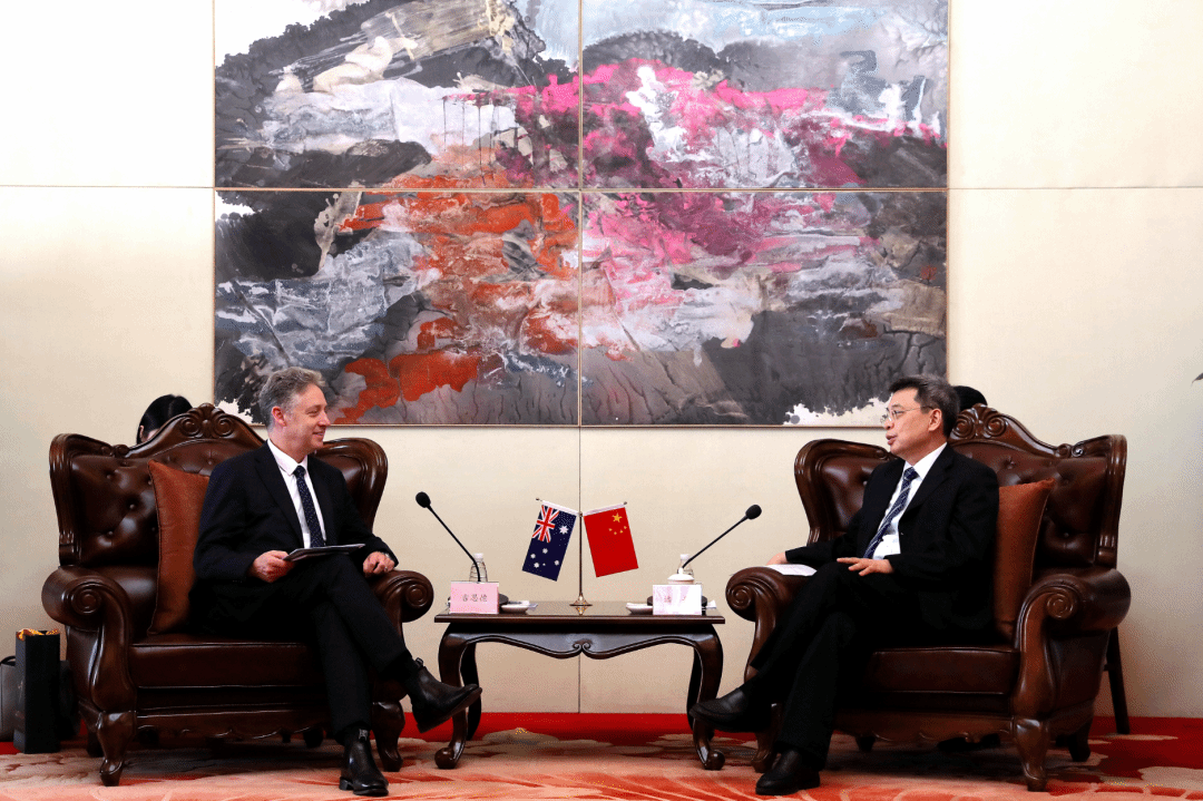 潘岳會見澳大利亞駐華大使吉思德