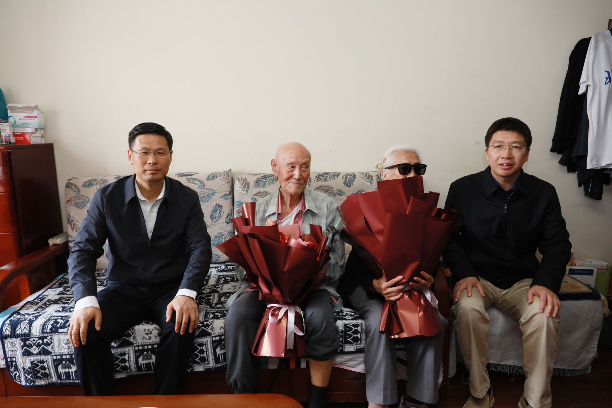 校領導國慶前夕看望慰問離退休老同志