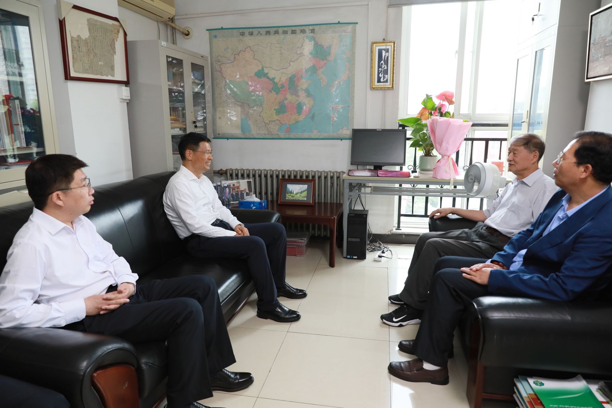 校領(lǐng)導(dǎo)看望慰問教師代表