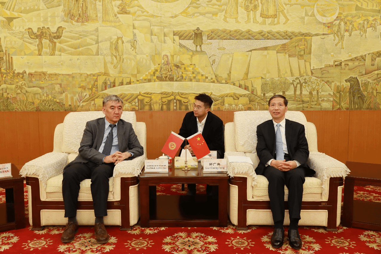 吉爾吉斯斯坦奧什國立大學校長一行訪問我校