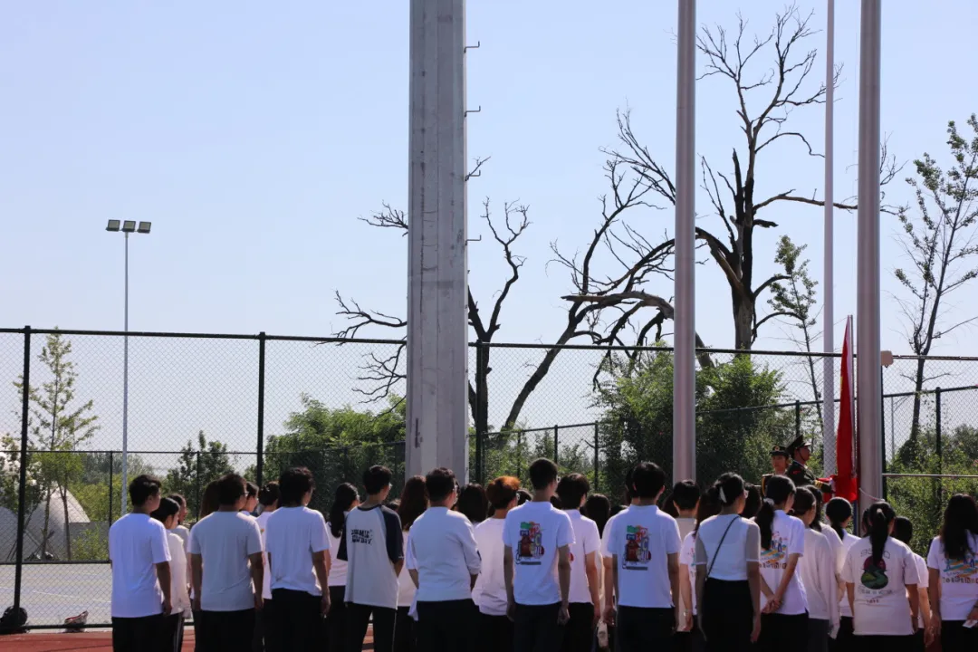 同升一面旗，共上第一課丨外國語學院與西藏曲當鎮小學“云端啟航?同心筑夢”活動