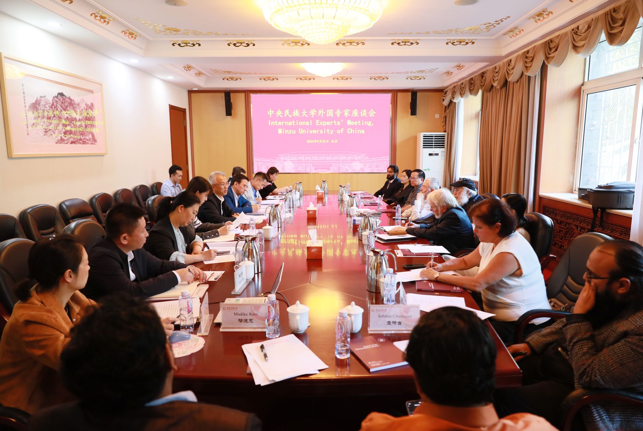 我校組織召開外國專家座談會