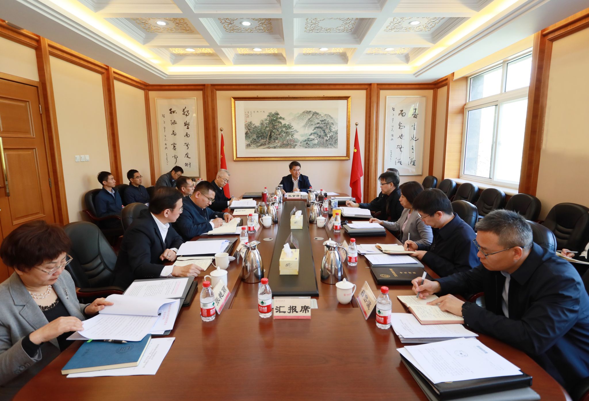 學校黨委理論學習中心組專題學習研討加強師德師風建設工作