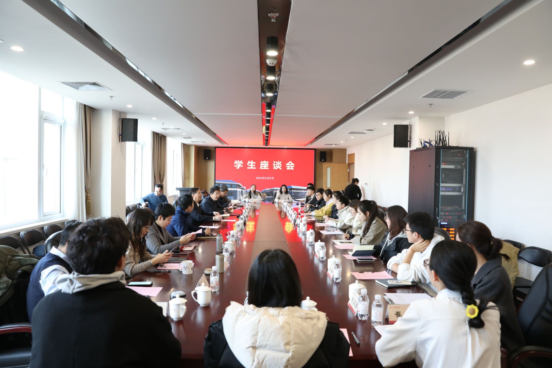 學(xué)校召開學(xué)生代表座談會(huì)