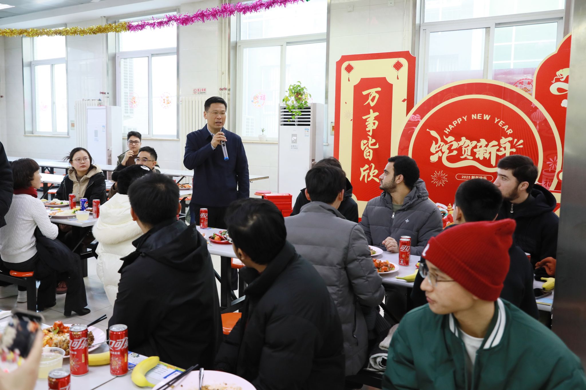 查顯友看望慰問春節值班人員和留校學生代表