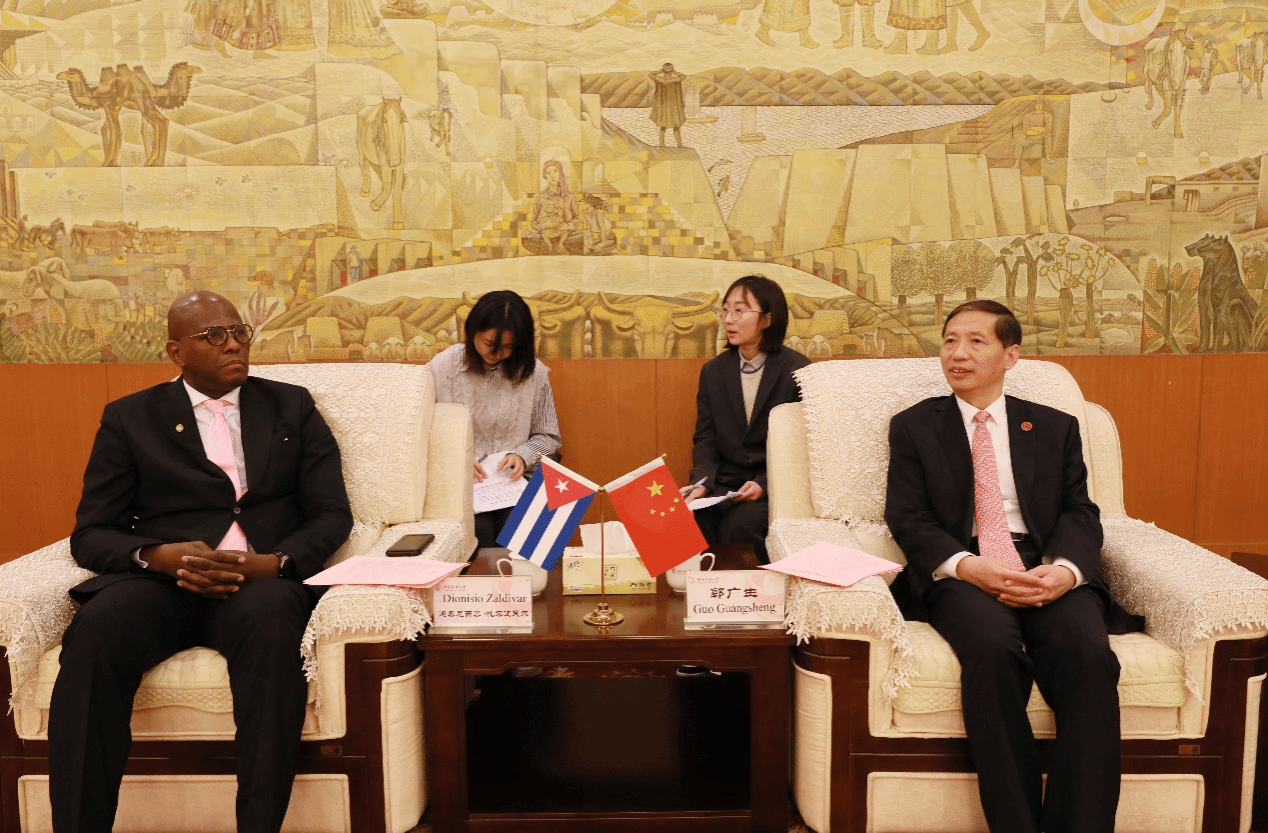 古巴哈瓦那大學副校長一行訪問我校