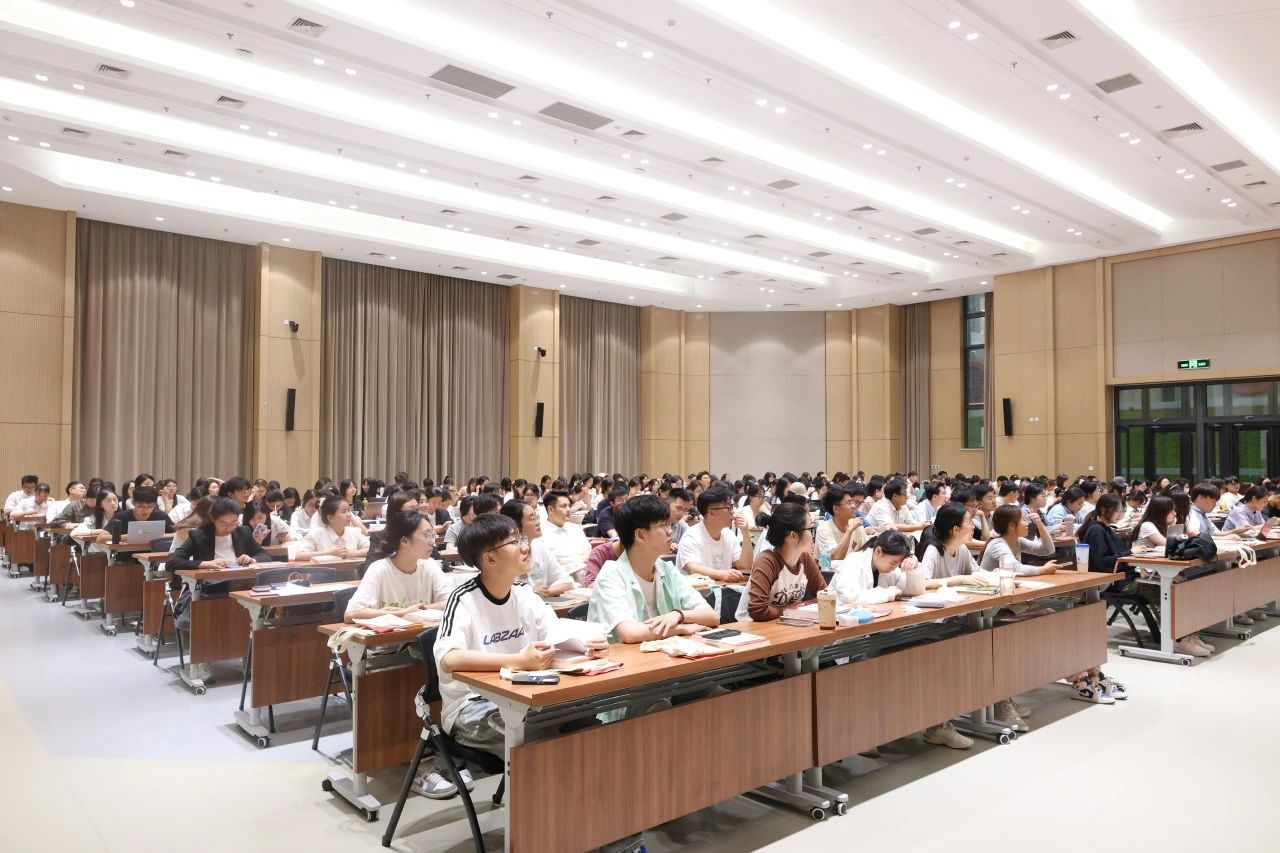 中央民族大學(xué)第十九期發(fā)展對象培訓(xùn)班開班