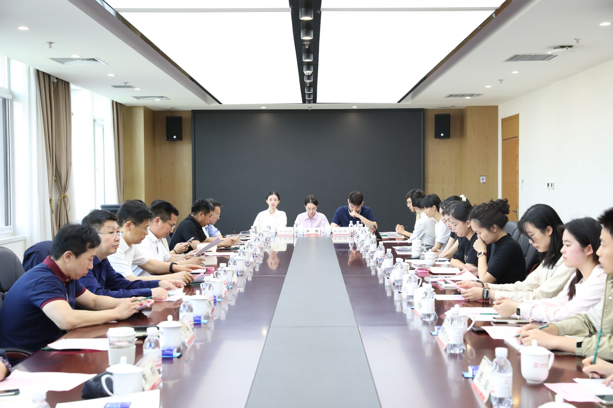 黨委書記查顯友與學(xué)生代表座談交流